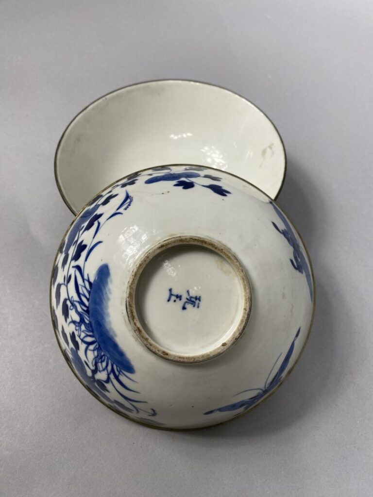 Vietnam - Paire de deux bols en porcelaine "Bleu de Hue" ornés de branchages fl…