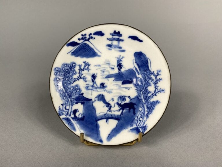 Vietnam - Petite assiette en porcelaine bleu blanc à décor de pêcheurs, bouvier…