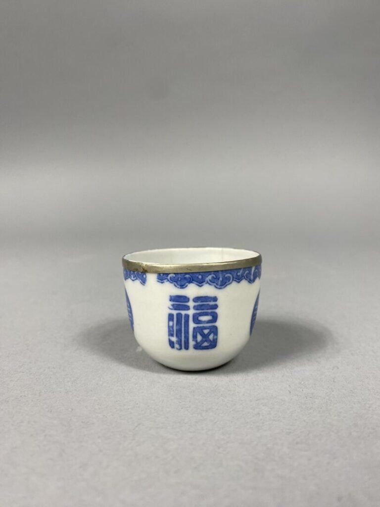 Vietnam - Petite assiette en porcelaine bleu blanc à décor de pêcheurs, bouvier…