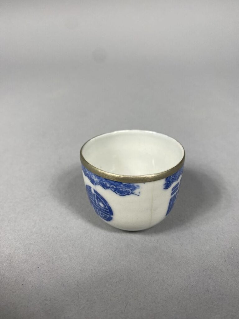 Vietnam - Petite assiette en porcelaine bleu blanc à décor de pêcheurs, bouvier…