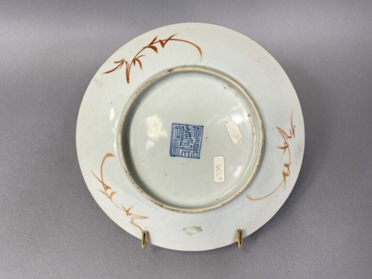 Vietnam - Petite assiette en porcelaine émaillée bleu dans le style bleu poudré…