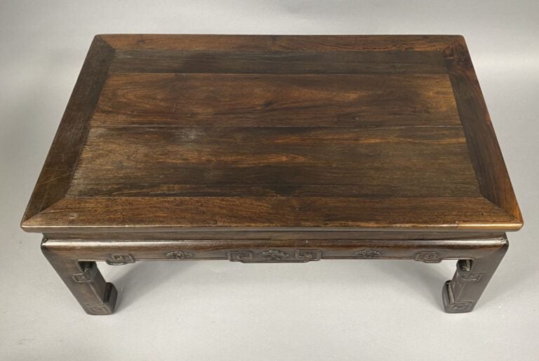 Vietnam - Petite table basse de forme rectangulaire en bois mouluré à décor de…