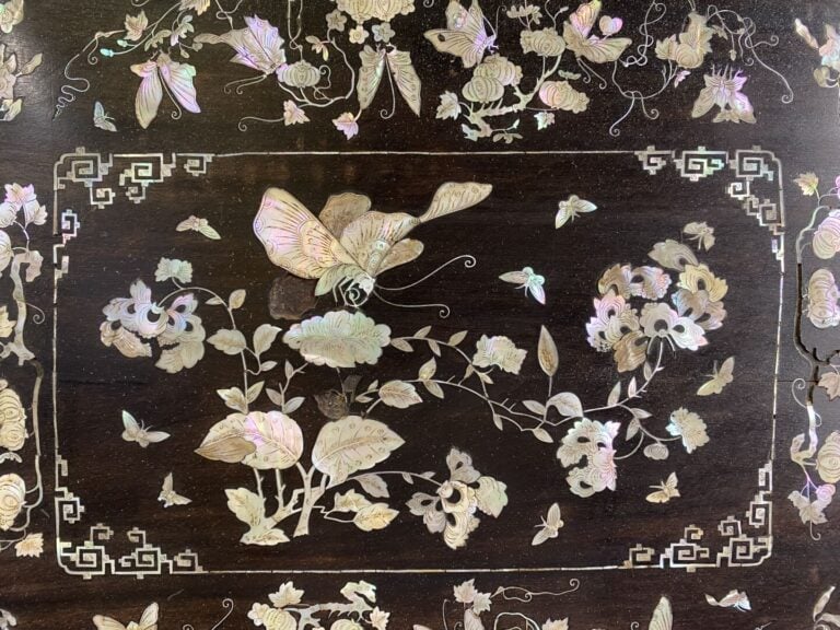Vietnam - Plateau de forme rectangulaire en bois et incrustations de nacre à dé…