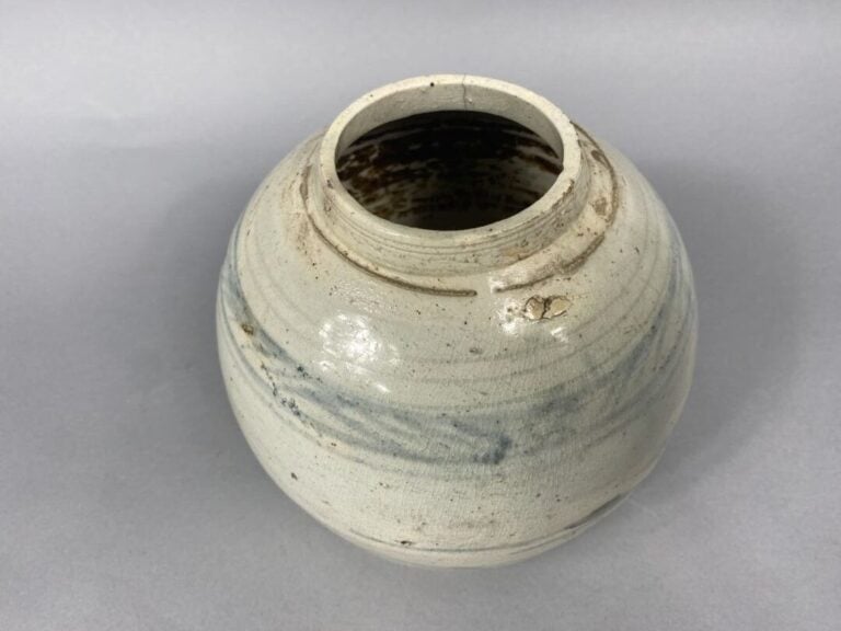 Vietnam - Pot à gingembre en grès à couverte beige craquelée et décor végétal b…