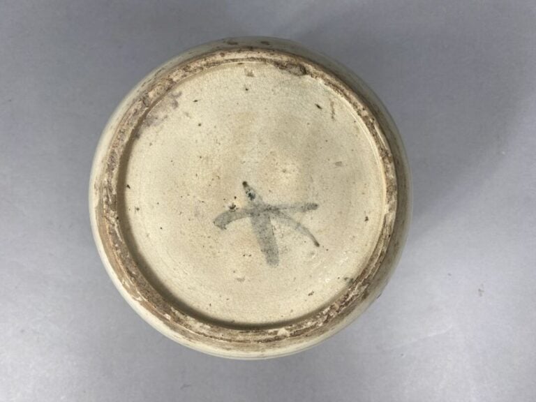 Vietnam - Pot à gingembre en grès à couverte beige craquelée et décor végétal b…