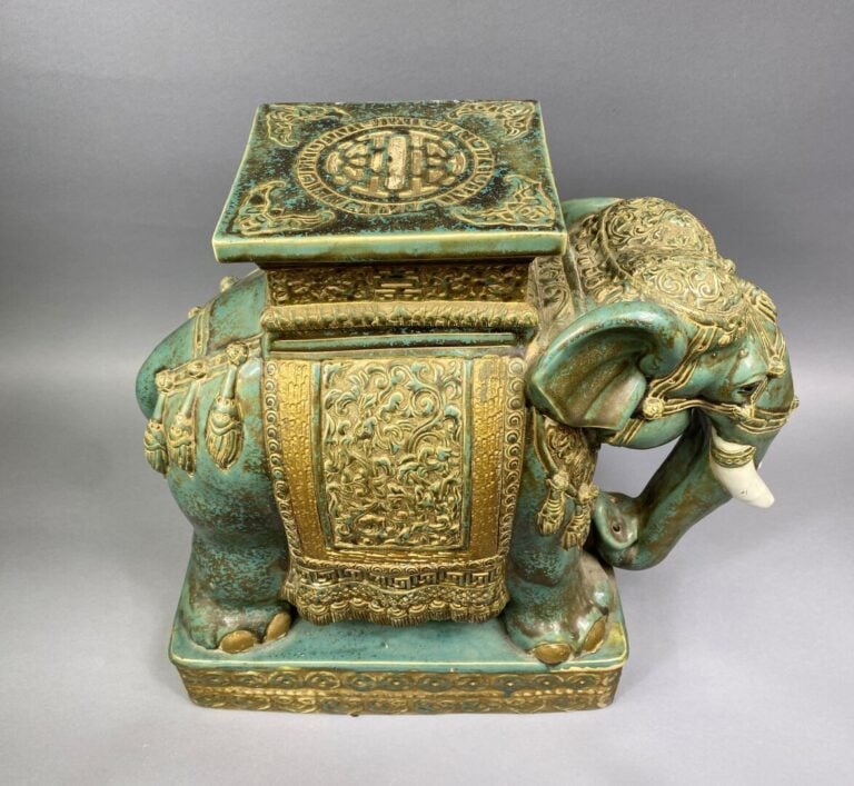 Vietnam - Selette en céramique en forme d'éléphant dans les tons verts. - 54 x…