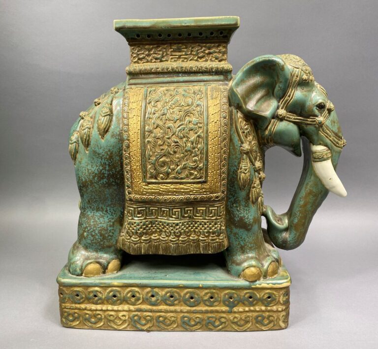 Vietnam - Selette en céramique en forme d'éléphant dans les tons verts. - 54 x…