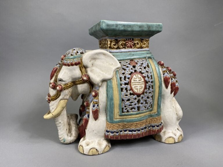 Vietnam - Sellette en céramique émaillée polychrome formant un éléphant richeme…