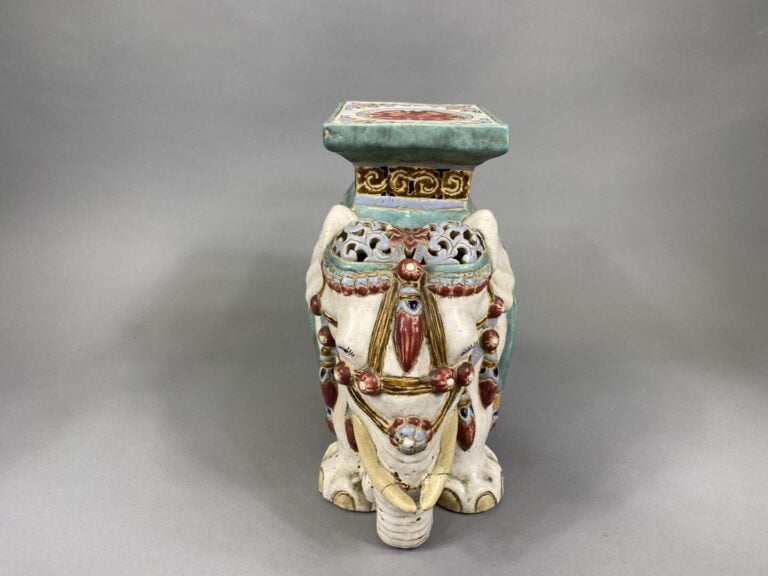 Vietnam - Sellette en céramique émaillée polychrome formant un éléphant richeme…