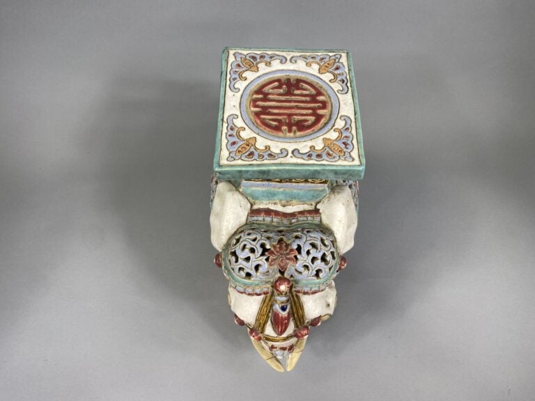 Vietnam - Sellette en céramique émaillée polychrome formant un éléphant richeme…