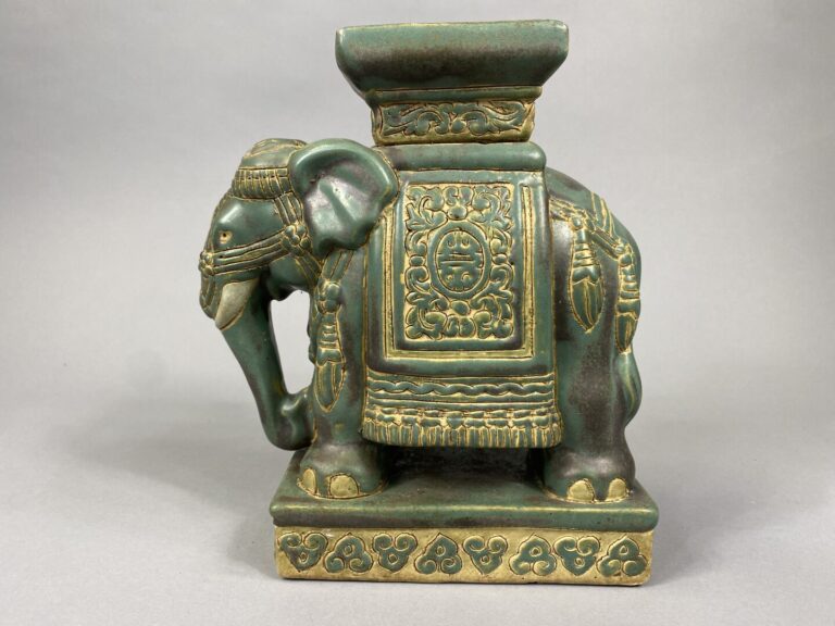 Vietnam - Sujet en céramique émaillée vert représenant un éléphant richement ar…