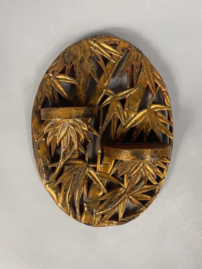 Vietnam - Support en bois doré et rouge sculpté à décor de bambou. - 34 x 25 cm…
