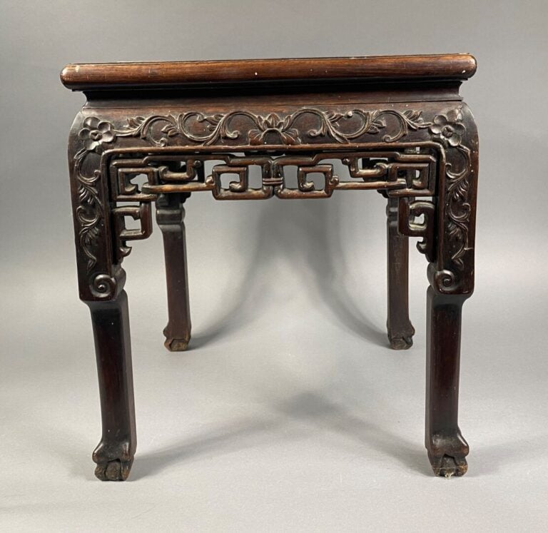 Vietnam - Table d'appoint de forme carré en bois sculpté et plateau de marbre v…
