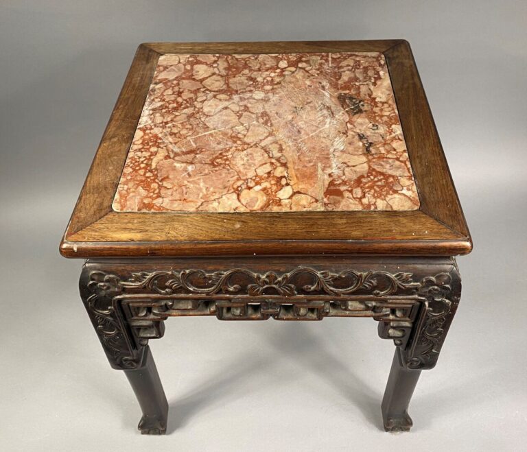 Vietnam - Table d'appoint de forme carré en bois sculpté et plateau de marbre v…