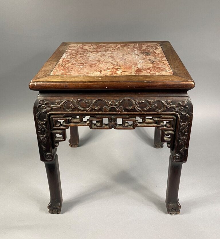 Vietnam - Table d'appoint de forme carré en bois sculpté et plateau de marbre v…