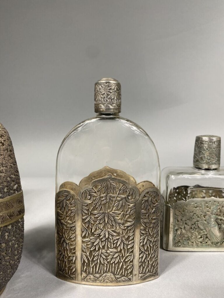 Vietnam / Thailande - Ensemble de quatre flacons en verre et montures en argent…