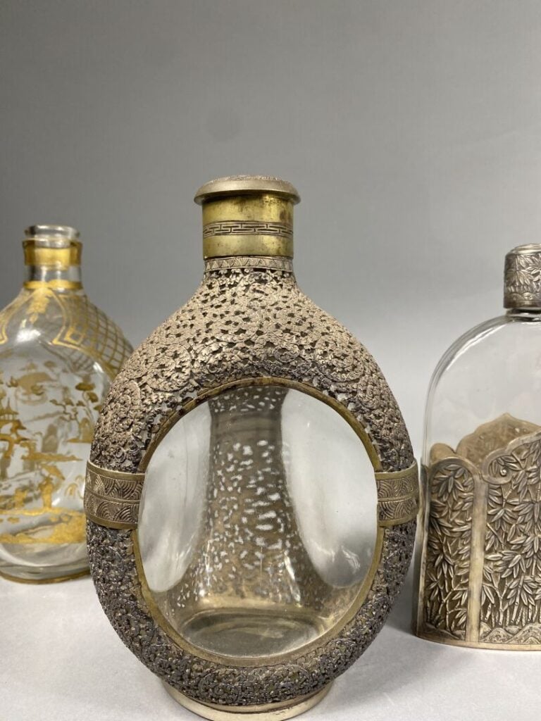 Vietnam / Thailande - Ensemble de quatre flacons en verre et montures en argent…