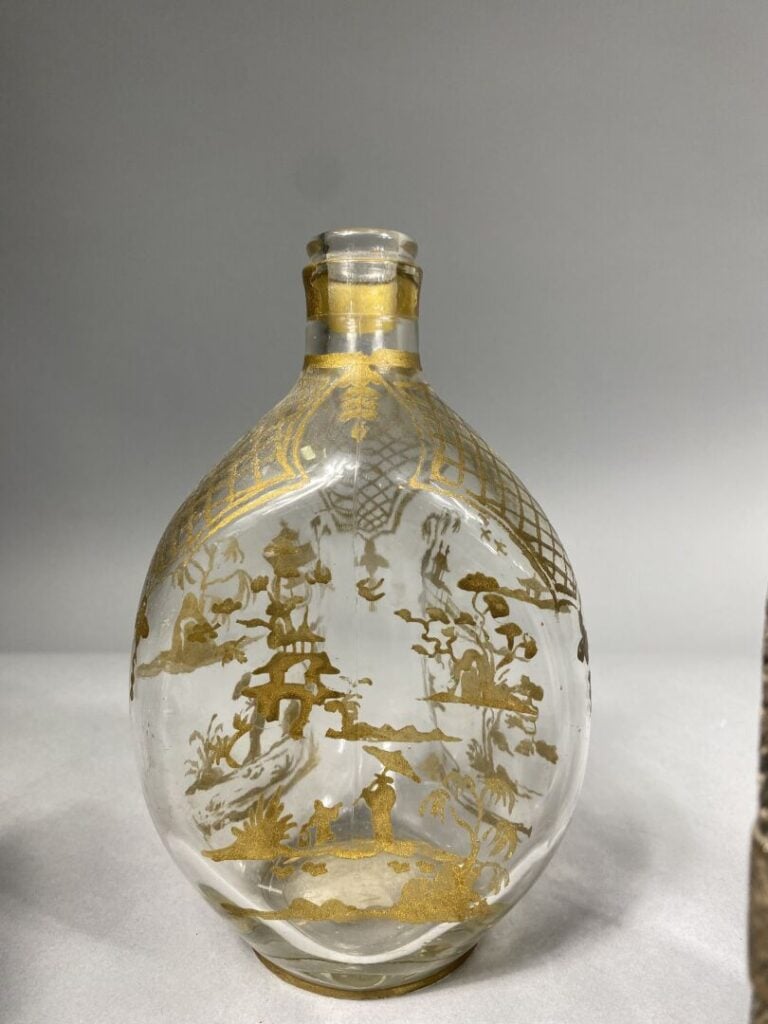 Vietnam / Thailande - Ensemble de quatre flacons en verre et montures en argent…