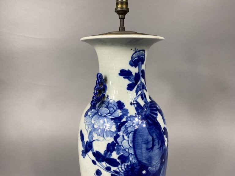 Vietnam - Vase balustre en céramique à décor blanc bleu d'oiseau branché - H :…