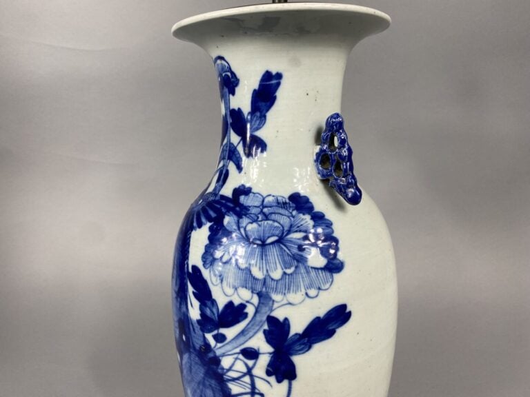 Vietnam - Vase balustre en céramique à décor blanc bleu d'oiseau branché - H :…