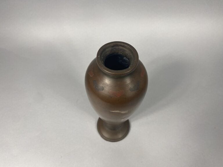Vietnam - Vase piriforme en bronze et métaux mous à décor d'une procession dans…