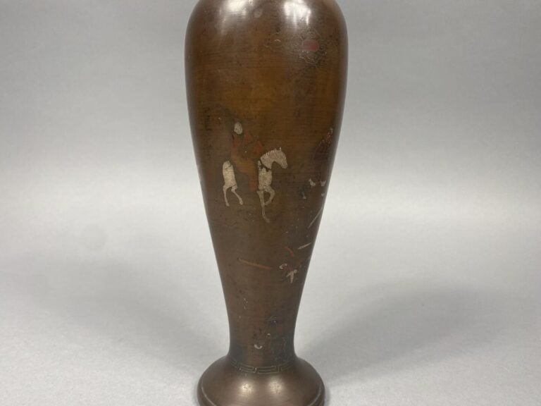 Vietnam - Vase piriforme en bronze et métaux mous à décor d'une procession dans…