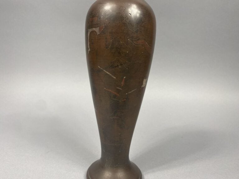 Vietnam - Vase piriforme en bronze et métaux mous à décor d'une procession dans…
