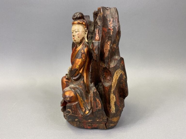 Vietnam - XIXe siècle - Statuette en bois à traces de laque or, Guanyin assise…