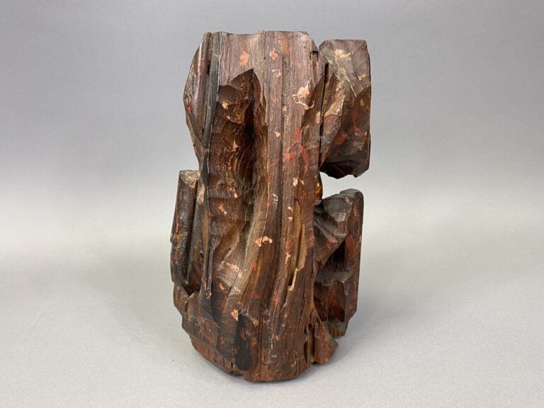 Vietnam - XIXe siècle - Statuette en bois à traces de laque or, Guanyin assise…