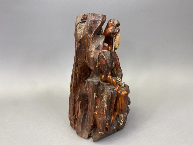 Vietnam - XIXe siècle - Statuette en bois à traces de laque or, Guanyin assise…