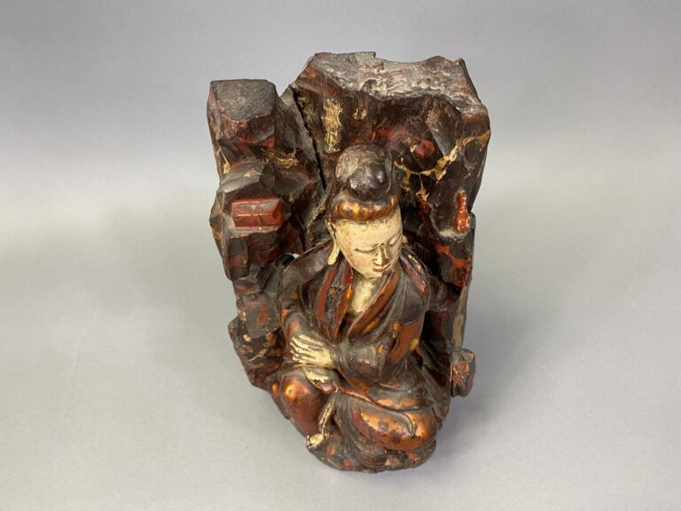 Vietnam - XIXe siècle - Statuette en bois à traces de laque or, Guanyin assise…
