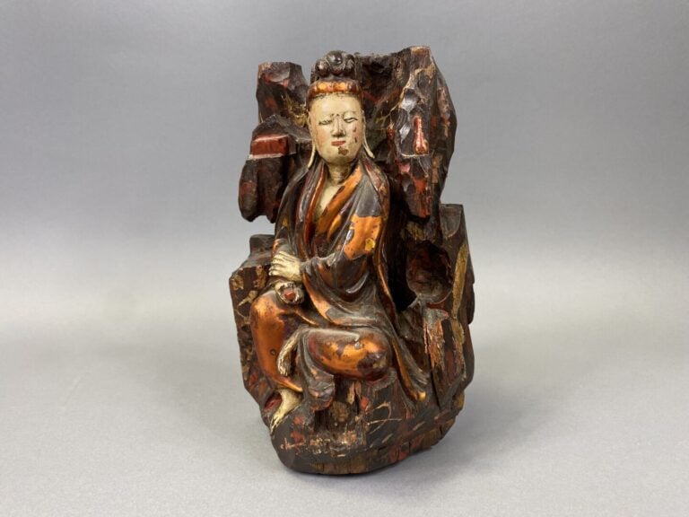 Vietnam - XIXe siècle - Statuette en bois à traces de laque or, Guanyin assise…