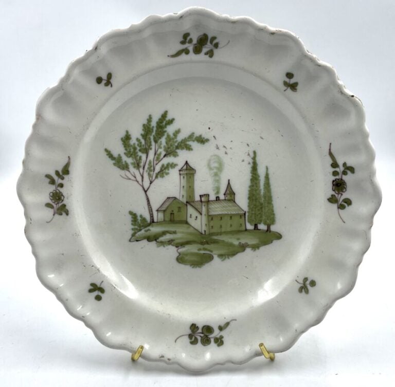 ALLEMAGNE-EN-PROVENCE - Assiette à bord contourné décorée en camaïeu vert d'un…