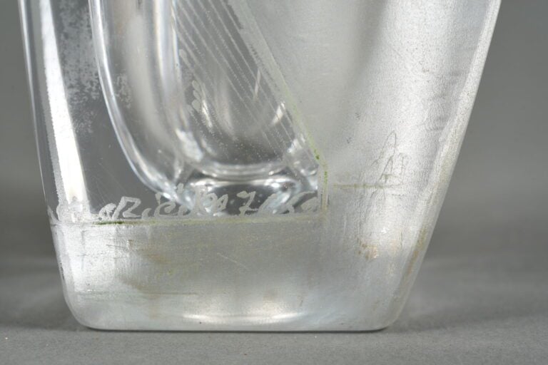 Anatole RIECKE (XXe siècle) - Vase à section à pans coupés en verre épais - Sig…