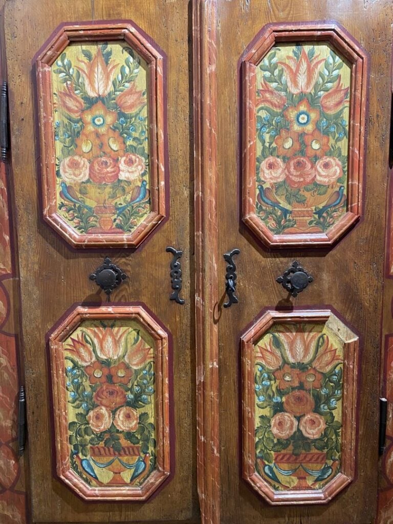 Armoire de mariage en bois résineux à décor peint imitation marbre ouvrant à de…