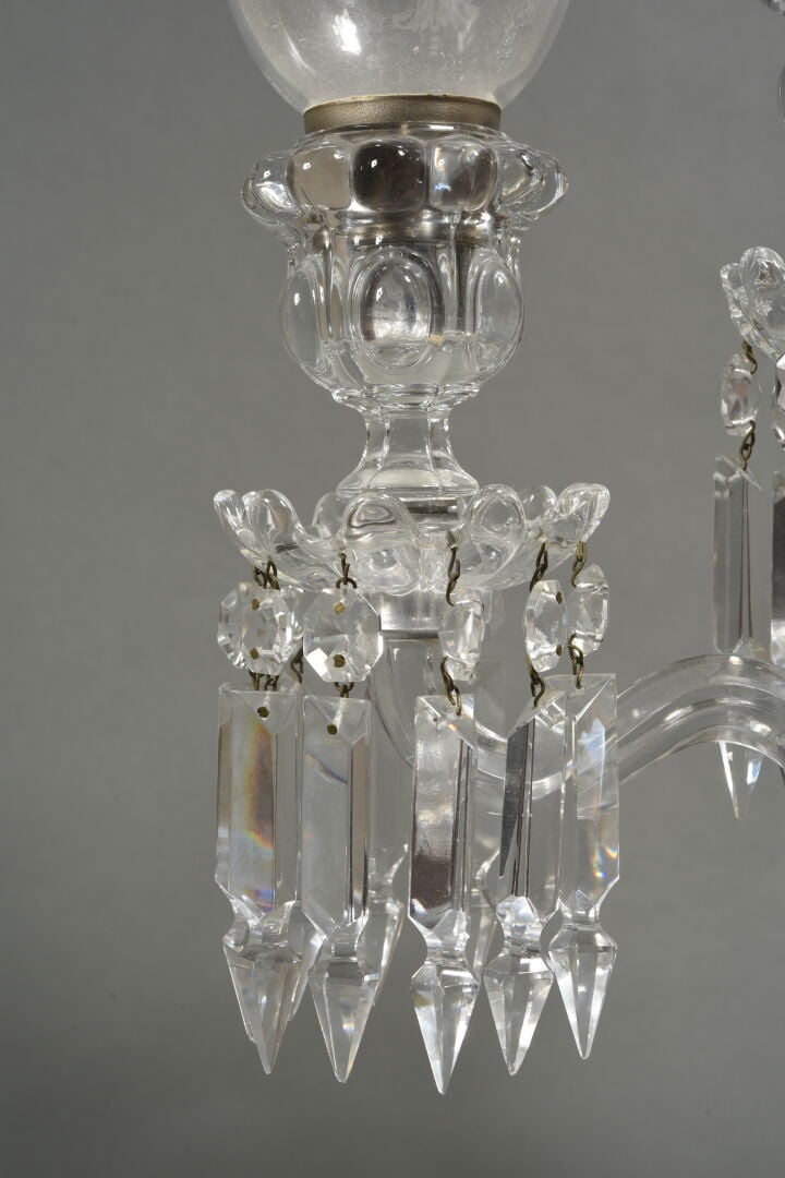 BACCARAT - Candélabre en cristal moulé et taillé à trois lumières à fût balustr…