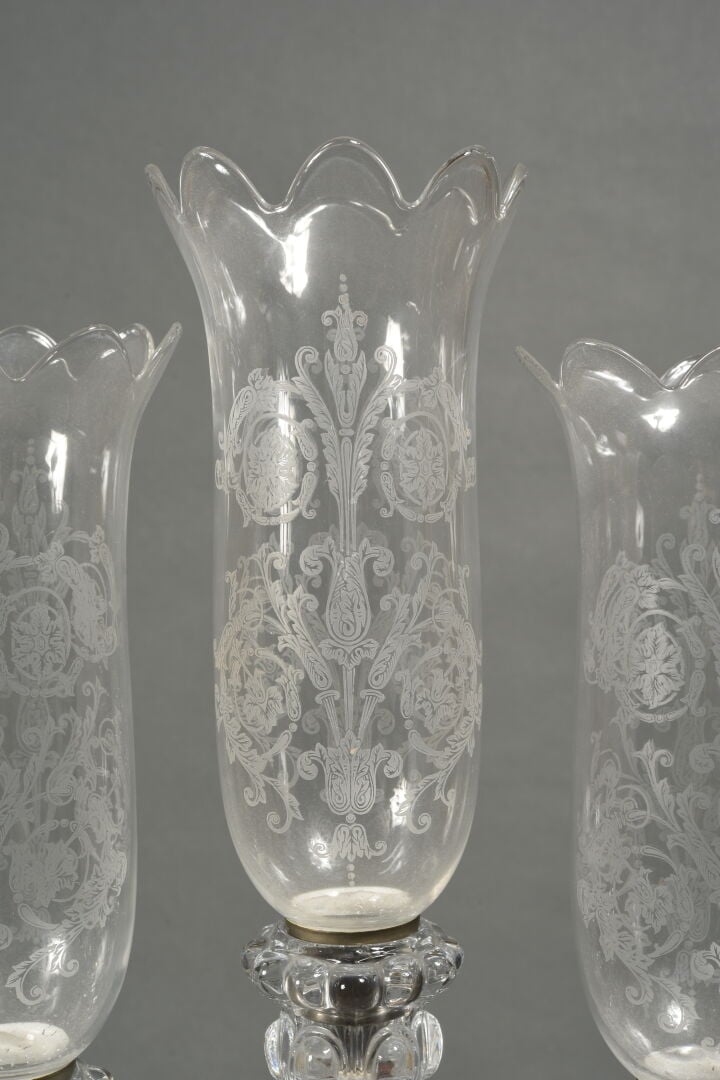 BACCARAT - Candélabre en cristal moulé et taillé à trois lumières à fût balustr…