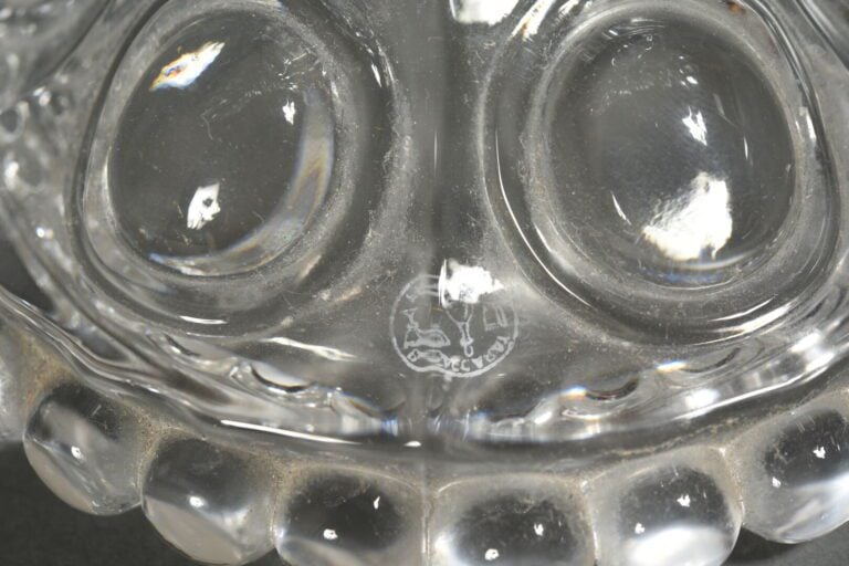 BACCARAT - Candélabre en cristal moulé et taillé à trois lumières à fût balustr…