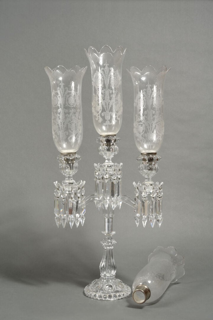 BACCARAT - Candélabre en cristal moulé et taillé à trois lumières à fût balustr…
