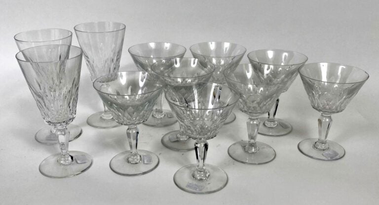 Baccarat. Partie de service de verres à pied en cristal taillé à motif de fleur…