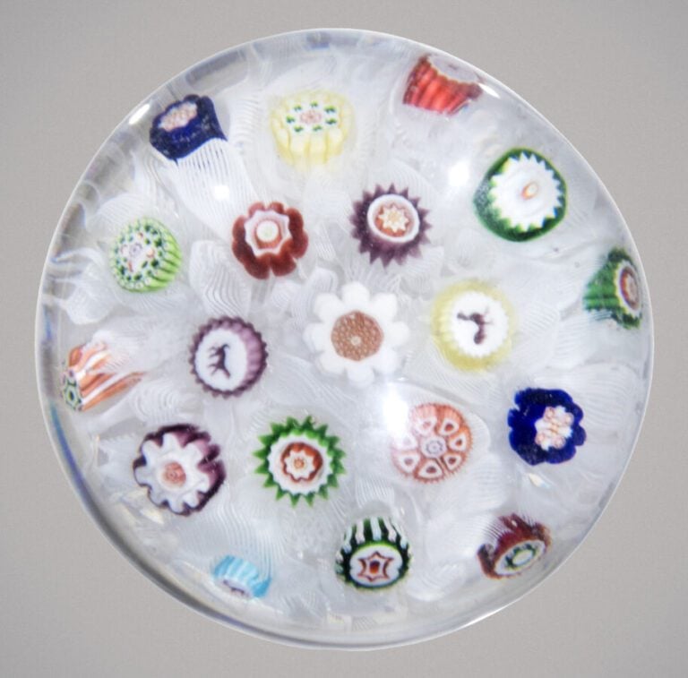 Baccarat. Presse-papiers à fond de torsades blanches filigranées orné de bonbon…