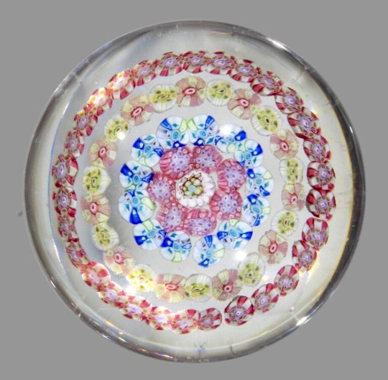 Baccarat. Presse-papiers à motif de quatre cercles concentriques de bonbons pol…
