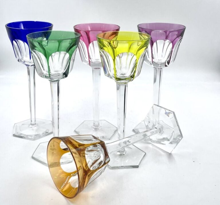 BACCARAT - Série de six verres à pied en cristal taillé de couleurs - différent…