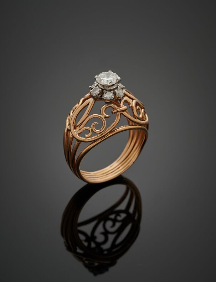 BAGUE « dôme » en platine (min. 800‰) et or jaune (750‰) ajouré à motifs de vol…