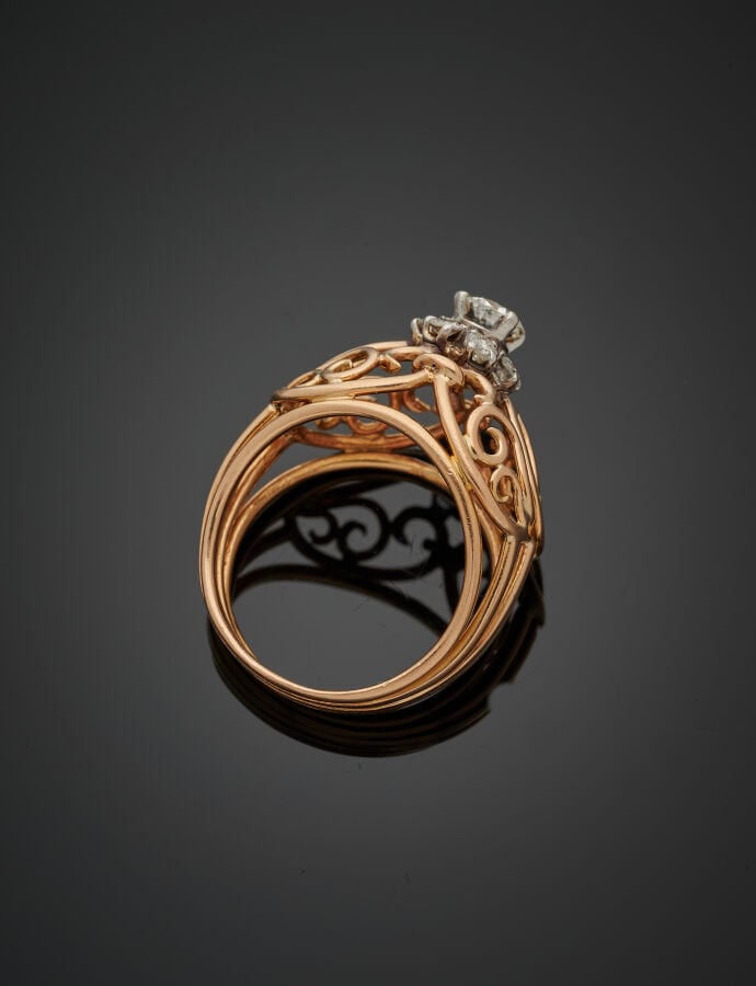 BAGUE « dôme » en platine (min. 800‰) et or jaune (750‰) ajouré à motifs de vol…