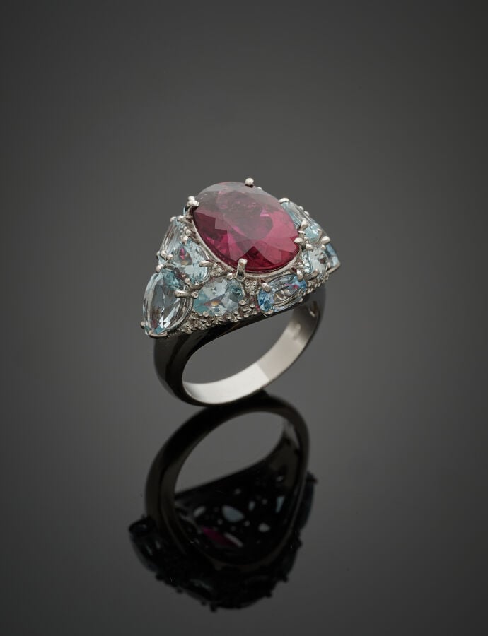 BAGUE en or gris (585‰) 14 carats, serti d'une tourmaline rose (rubellite) de f…