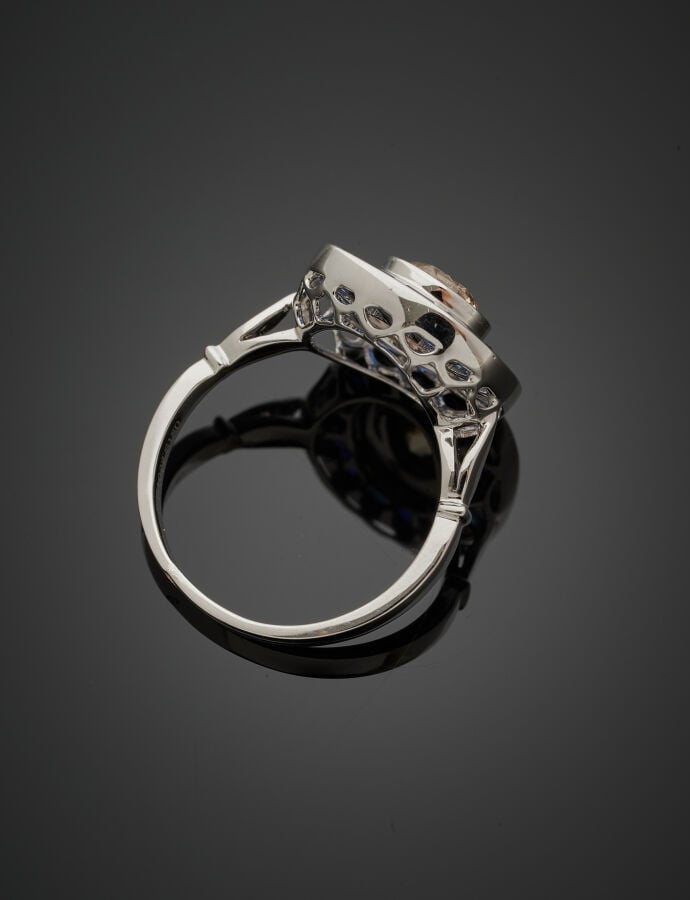 BAGUE en or gris (750‰) ajouré, serti d'un diamant brun pesant 1 carat environ,…