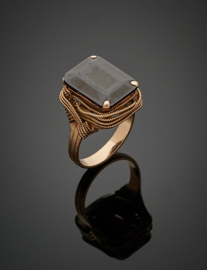 BAGUE en or jaune (585‰) 14 carats, ciselé, serti d'un grenat pyrope rectangula…