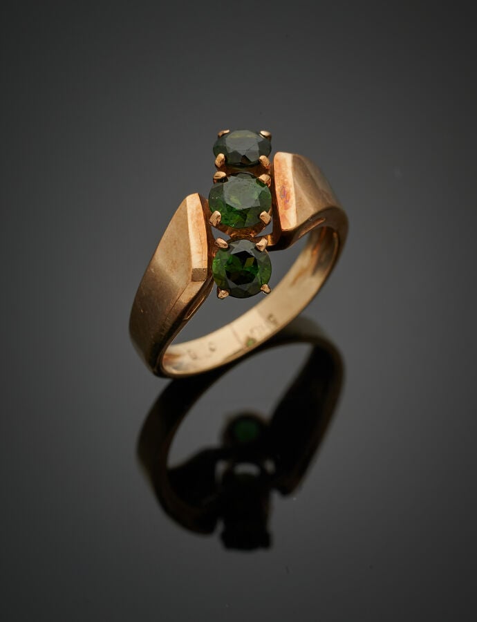 BAGUE en or jaune (585‰) 14 carats, serti d'un alignement de trois tourmalines…