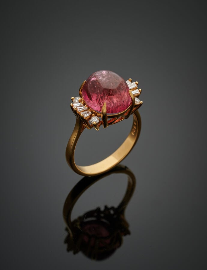 BAGUE en or jaune (750‰) ajouré, serti d'une tourmaline rose (rubellite) caboch…